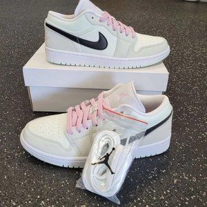 Sports shoes